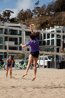 The Varsity Archer beach volleyball qualified for the 2017 IBVL California playoffs. The team practices at the Annenberg Community Beach House in Santa Monica on Monday and Wednesday with games on Tuesday and Thursday. 