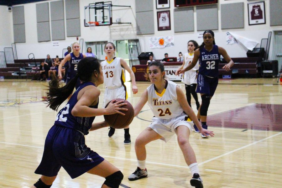 Co-captain Caitlin Chen ‘19 attempts to pass the ball during a previous game at AGBU on Jan. 18. Archer finished their season with a 16-12 record. 