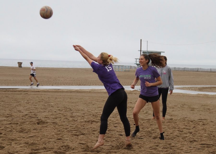 Sarah+Traenkle+19+passes+a+ball+as+Arielle+Janger+20+prepares+to+set+it.+The+team+practices+outside+the+Annenberg+Community+Beach+House.+