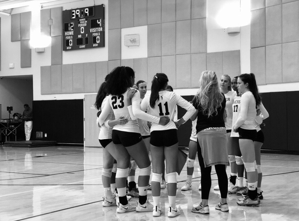 Varsity+volleyball+wraps+up+season+with+victories%2C+friendship