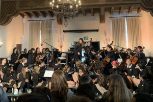 Upper school orchestra prepares to perform the piece Classical Symphony by composer Sergei Prokofiev. The choir, a cappella, and orchestra ensembles previewed the concert for all of the upper school on Jan.15.