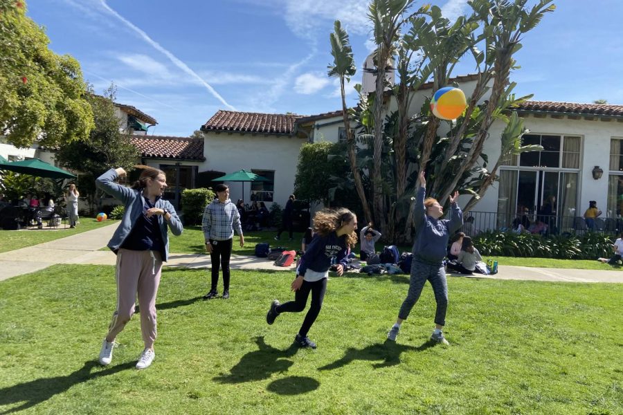 Students played in the courtyard with a bouncy beach ball while the LA vibe themed activities took place. In order to get spirit points students had to guess the ingredients in a Kreation juice drink. 