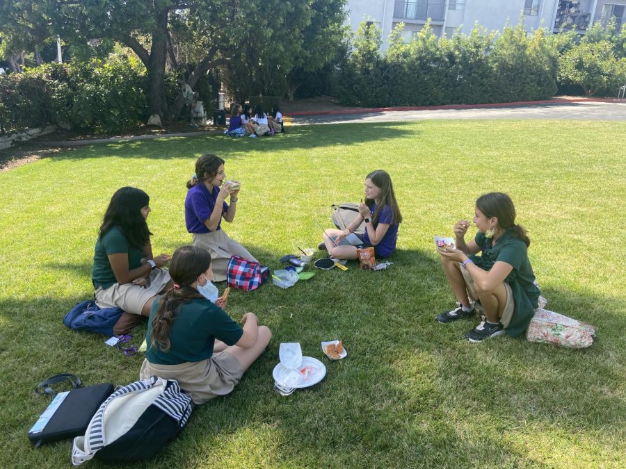 Sixth grade students, Lily Bratman, Kate Rheinheimer, Arissa Lalani, Farah Sandoval and Caroline Muldaur sit outside on the front lawn to enjoy their lunch. Along with a number of specialized protocols for unvaccinated students, eating lunch on the front lawn is a requirement for sixth graders and any unvaccinated seventh graders.