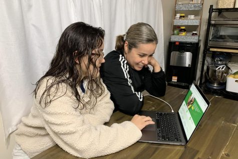 Junior Samantha Garibaldi and her mother, Marizabel Garibaldi, look at college resources that are in Spanish. Archer’s college guidance team offers these resources to students from Spanish-speaking families as part of their curriculum.