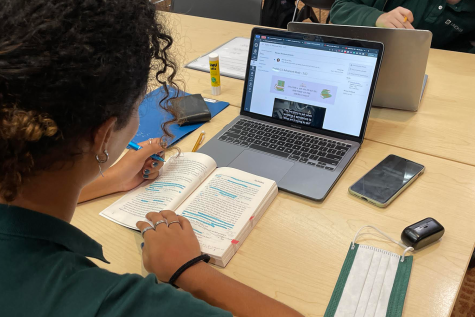 Junior Kayla Bruce uses Canvas to look at their English assignments. Sophomores, juniors and seniors accessed the Canvas technology training asynchronously on the first day of school.