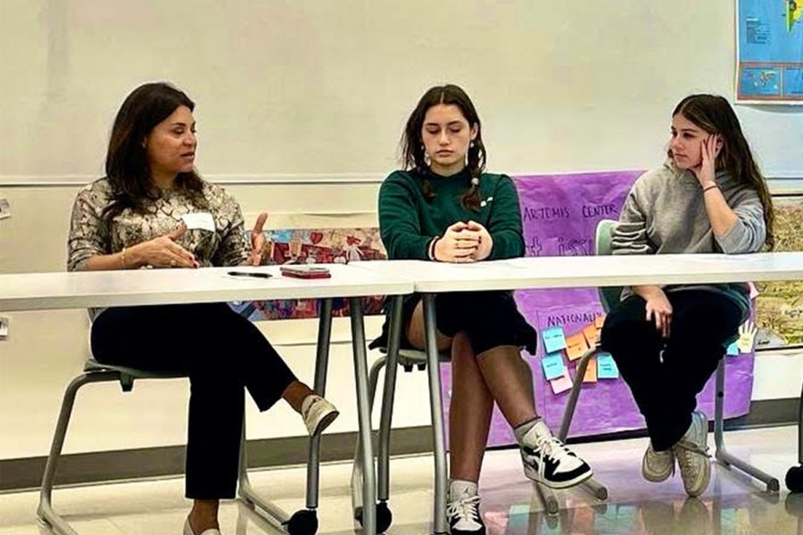 Shirin+Pakfar+answers+panel+questions+posed+by+Olivia+Miro+%28%E2%80%9924%29.+The+conversation+took+place+during+lunch%2C+Jan.+5.%2C+in+history+teacher+Beth+Gold%E2%80%99s+classroom.