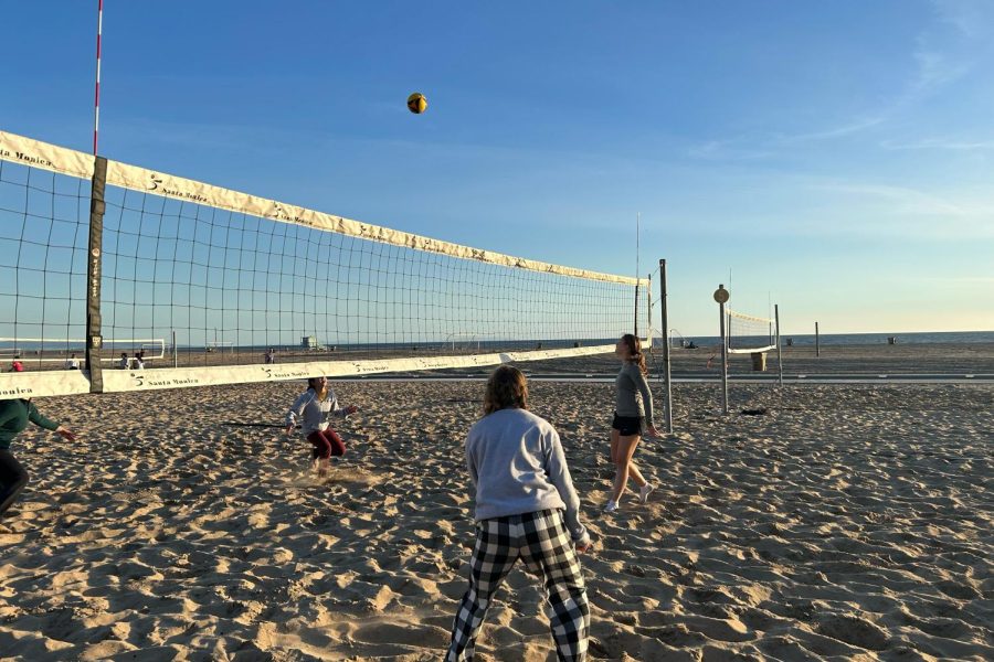 The+beach+volleyball+team+practices+at+Edinburgh+beach.+The+team+started+practicing+in+the+beginning%C2%A0of+February+and+has+played+Palisades+Charter%2C+Notre+Dame+and+Viewpoint.