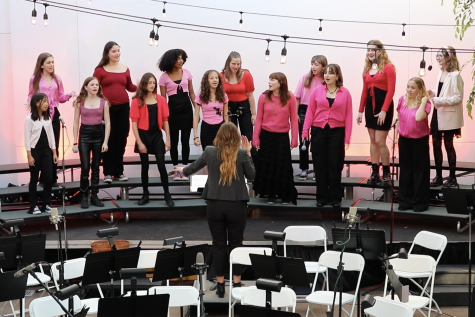 Choir Director Hannah O’Connor leads middle school a capella, the Middle C’s, as they sing “Roar” by Katy Perry. A cappella, choir and orchestra groups came together  to perform the Spring Concert May 3-5 in the amphitheater.