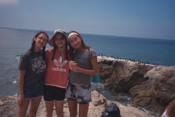 Sophomores Emerson Cohen, Emily Paschall and Meredith Ho gather together for a picture at Leo Carrillo Beach. To commence the school year, sixth through 10th grade students participated in Archer’s annual Fall Outing, where they connected through outdoor activities including ropes courses, games and swimming. “I think it was definitely my favorite fall outing that we’ve done so far,” sophomore Darian Weiss said. “It’s nice that was our last one. It was a good way to end it off.”