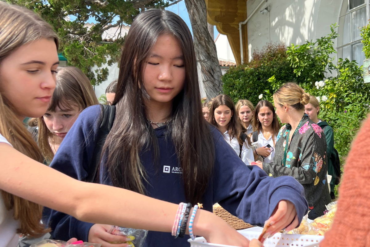 Students grab apples and honey from Spanish teacher and Jewish Student Union adviser Talia Geffen to embrace the sweetness of the Jewish New Year. Rabbi Jaclyn Cohen has been a rabbi for nine years and presented to middle school students Sept. 17 about Rosh Hashanah.