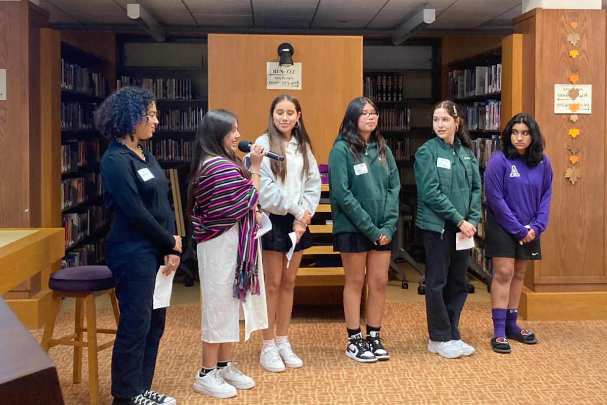 Hermanas Unidas Board members present to families at Archers annual Spanish-Speaking Families Night Tuesday, Nov. 28. Their presentation included campus news and information about the college application process, as well as resources for Spanish-speaking families at Archer.