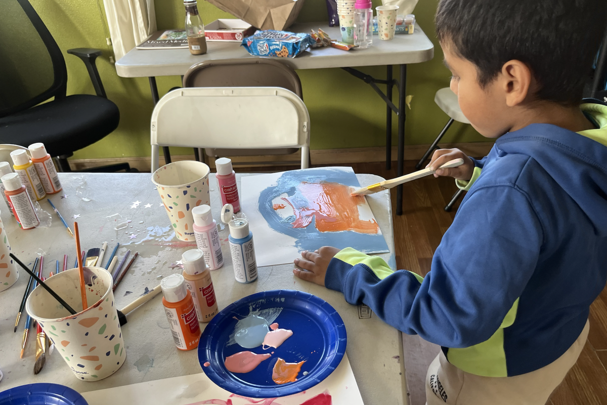 A+child+paints+at+an+Alexandria+House+event%2C+to+which+Arts+for+Hearts+donated+art.+Junior+Lili+Franks+founded+Arts+for+Hearts%2C+a+club+geared+towards+mixing+art+with+service.