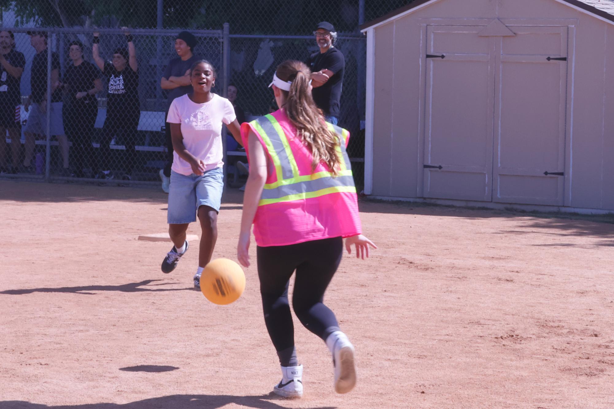 Color clash unites grades, sparks rivalry between seniors and faculty