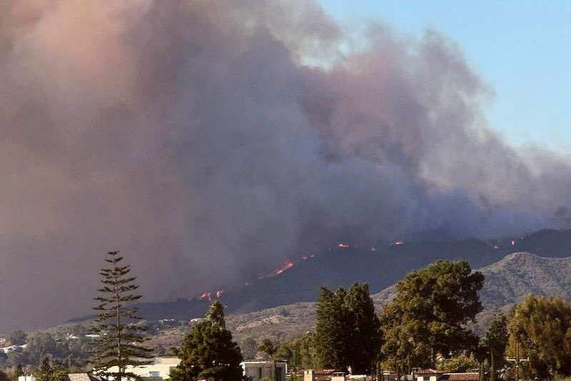 A cloud of smoke fills the sky above the Pacific Palisades and West Hollywood Area around 12:00 p.m. This morning, a brush fire erupted in these areas, causing the National Weather Service to issue evacuation orders and Archer to close campus early. (Photo courtesy of Archer parent Matthew Negrin). 