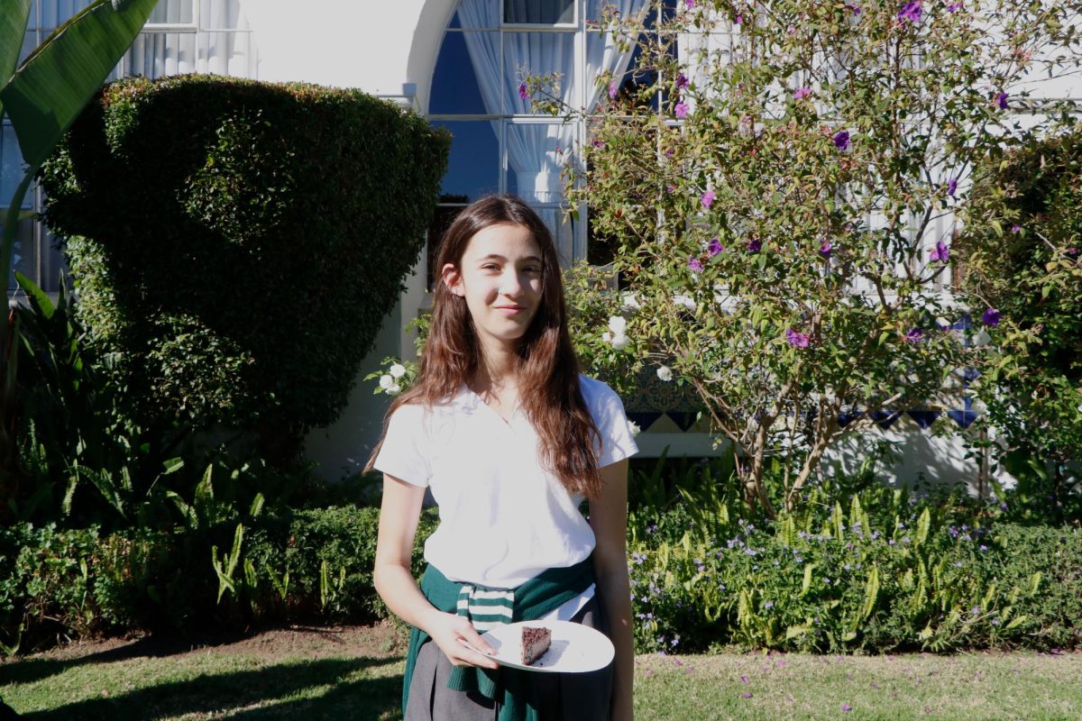 After buying a dessert at the bake sale, Cleo Carter (’31) talked about why she supports the fundraiser. “Supporting CHLA is important to me because they help so many kids get the care they need,” Carter said. “Every donation can really make a difference.”