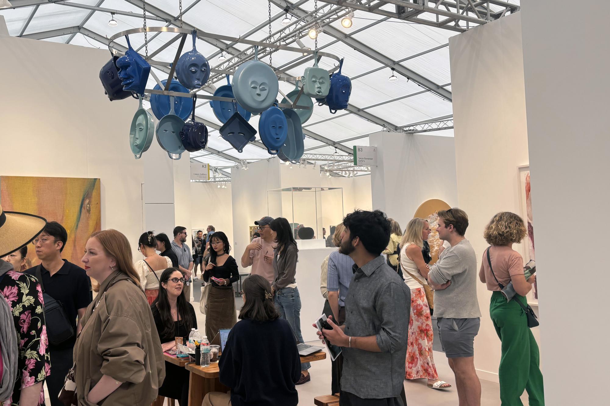 Frieze(ing) time within art