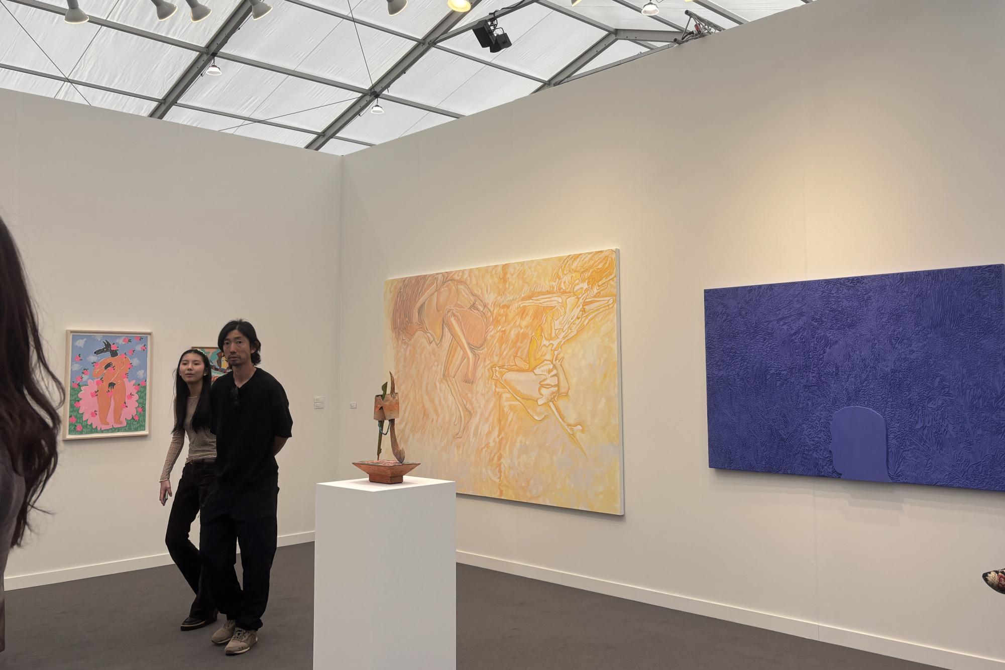 Frieze(ing) time within art