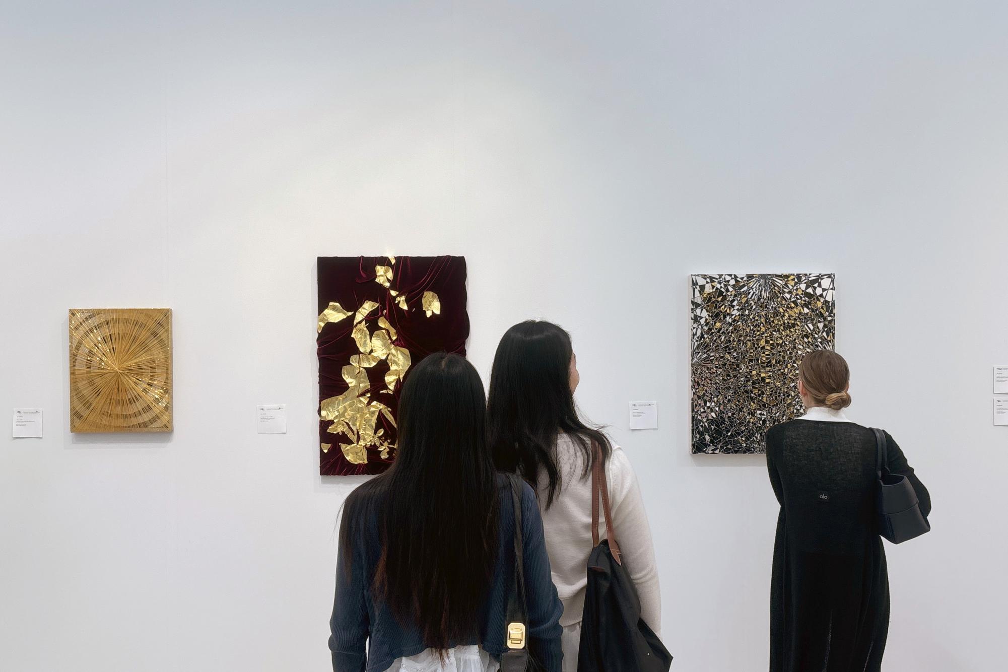 Frieze(ing) time within art